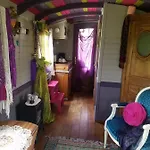 La Roulotte De Glorit Дом отдыха Bourg-sur-Gironde