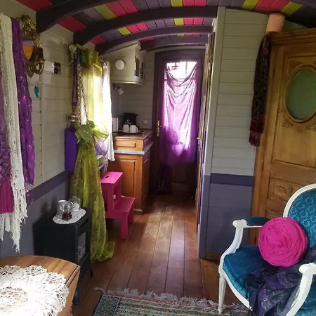 La Roulotte De Glorit Holiday home Bourg-sur-Gironde